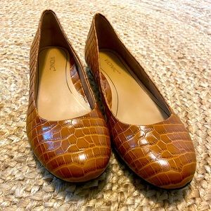 Brand new Vionic croc flats